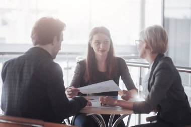 İş kurun. Bir grup genç mimar ofiste. Takım işi.