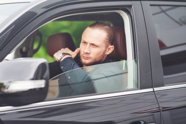 Güzel bir genç adam takım elbise içinde buluşmaya hazırlanıyor.