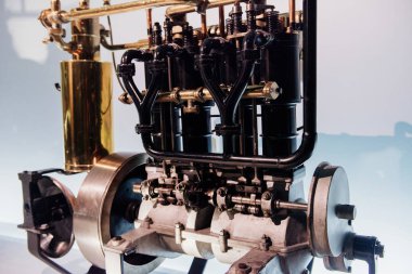 Eski, parlak motor otomobil fuarında duruyor. Yakın görünüm.