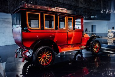 Stuttgart, Almanya - 16 Ekim 2018: Mercedes Müzesi. Eski kırmızı tarihi araç. Tam boy. Yandan görüntüle.