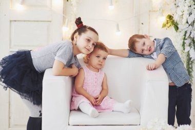 İki küçük çocuk arasındaki ilişki. Mutlu çocukluk.