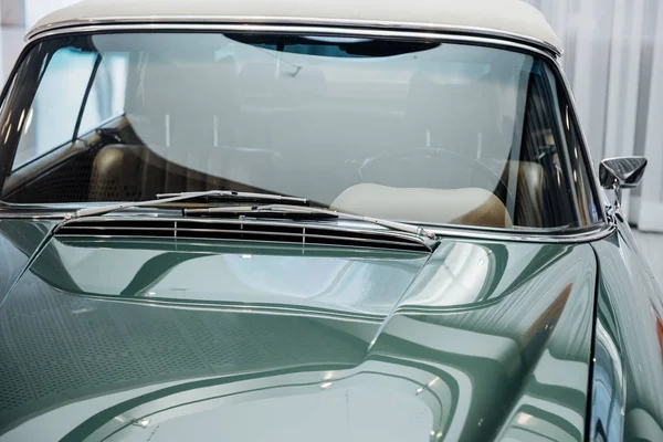 室内装潢的汽车罩和华丽绿色抛光的前视镜 — 图库照片