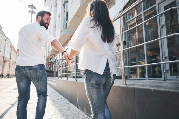 Een Jong Grappig Liefdevol Paar Veel Plezier Een Zonnige Dag — Stockfoto