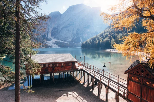 Lumière Soleil Illuminant Maison Brune Bon Paysage Avec Des Montagnes — Photo