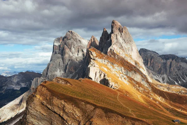 Uma Casinha Declive Colinas Pendentes Das Montanhas Dolomite Seceda Durante — Fotografia de Stock