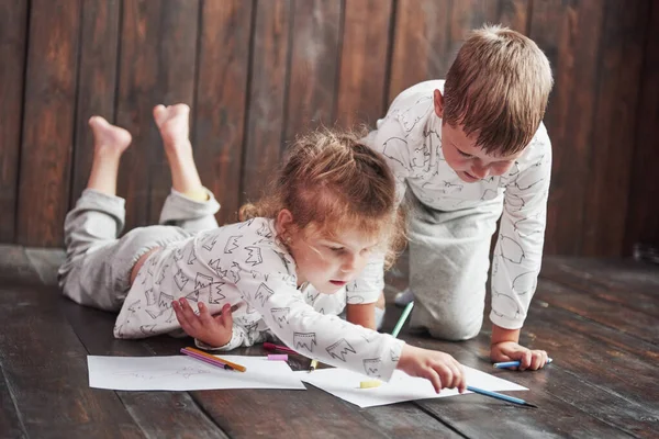 Dzieci Leżą Podłodze Piżamie Rysują Ołówkami Cute Malowanie Dziecka Przez — Zdjęcie stockowe