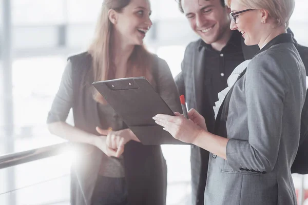 Conceito Negócios Tecnologia Escritório Mulher Sorridente Chefe Conversando Com Equipe — Fotografia de Stock