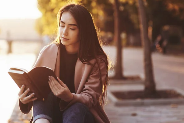 Gros Plan Jeune Fille Brune Heureuse Rêveuse Manteau Décontracté Assis — Photo