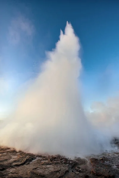 Strokkur Geyser Utbrott Island Fantastiska Färger Lysa Igenom Ånga Vackra — Stockfoto