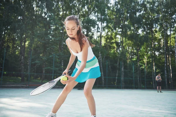 Una Bella Donna Che Indossa Campo Tennis Abbigliamento Sportivo Sul — Foto Stock