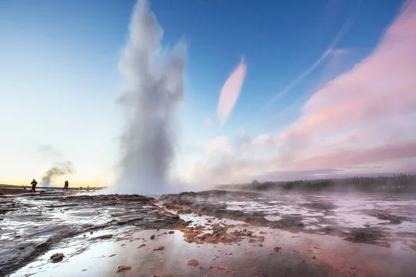 Φανταστικό Ηλιοβασίλεμα Θερμοπίδακας Strokkur Έκρηξη Στην Ισλανδία Φανταστικά Χρώματα — Φωτογραφία Αρχείου