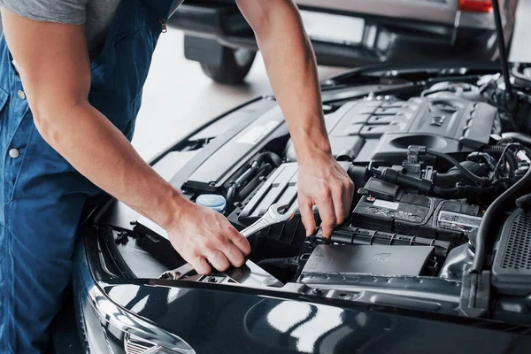 Mechanik Ręce Sprawdzenie Serwisowanie Samochodu Pokrywa Silnika Bliska — Zdjęcie stockowe