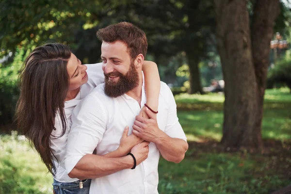 Ritratto Una Bella Giovane Coppia Che Sorride Insieme — Foto Stock