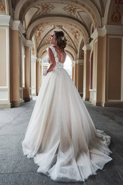 优雅的新娘 穿着完美的婚纱 围绕着美丽的建筑摆设 — 图库照片