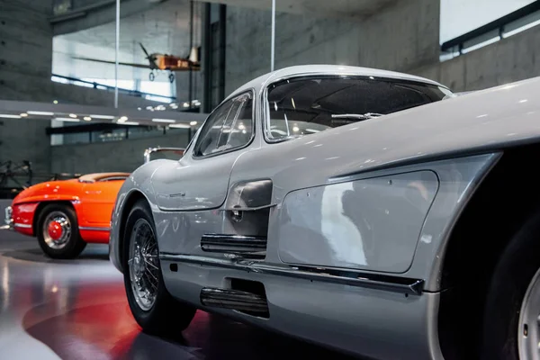 Rechterkant Van Grote Witte Retro Voertuig Staat Binnen Autoshow — Stockfoto