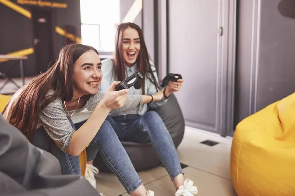 Hermanas Gemelas Juegan Consola Las Niñas Tienen Joysticks Sus Manos —  Fotos de Stock