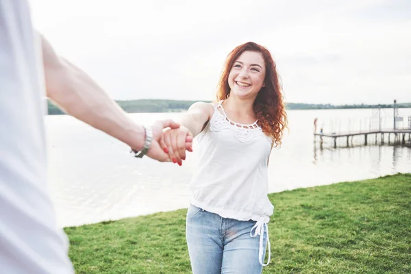 Aantrekkelijke Speelse Vrouw Buiten Goede Zomerdag — Stockfoto