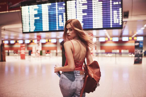 Beautiful Young Tourist Girl Backpack International Airport Flight Information Board — 스톡 사진