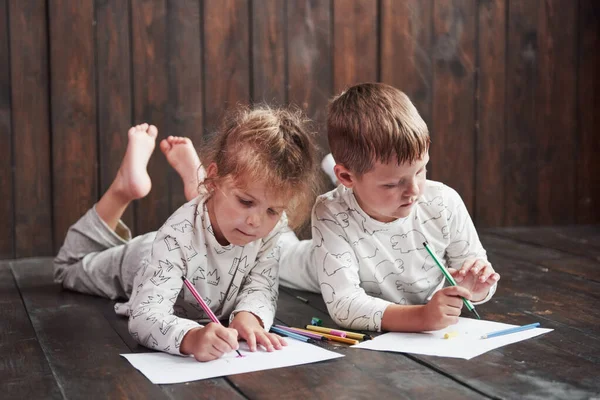 Kinder Liegen Schlafanzug Auf Dem Boden Und Zeichnen Mit Bleistiften — Stockfoto