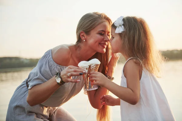 Madre Hijo Comen Helado Parque Atardecer — Foto de Stock