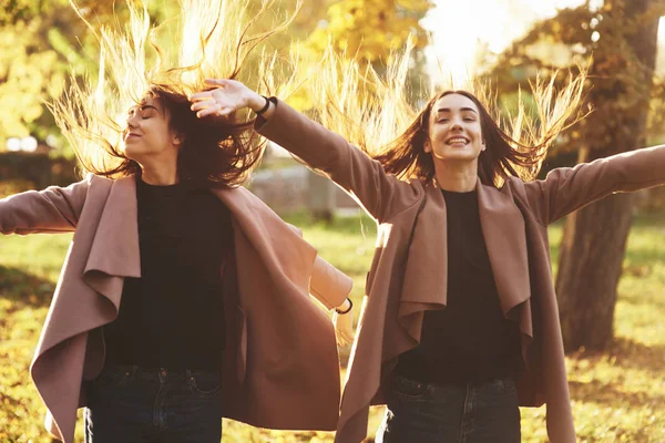 Jovens Felizes Sorridentes Morenas Gêmeas Estendendo Mãos Bem Abertas Seu — Fotografia de Stock