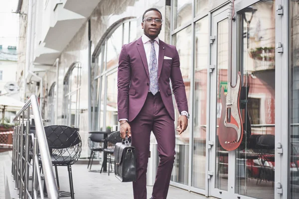 Elinde evrak çantası olan güzel bir Afro-Amerikan işadamının portresi. İş toplantısı