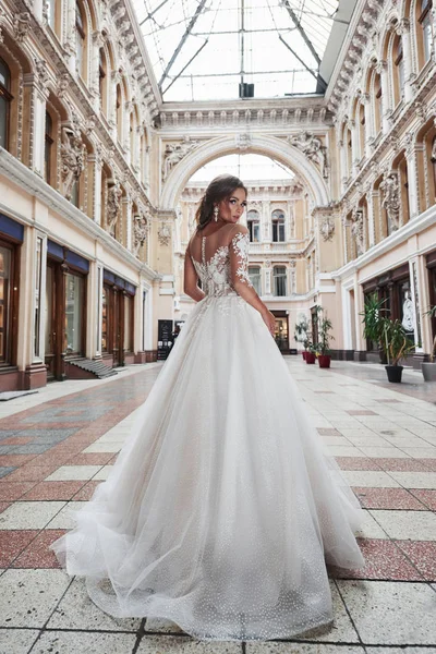 Beautiful Elegant Bride Perfect Wedding Dress Poses Beautiful Architecture — 스톡 사진