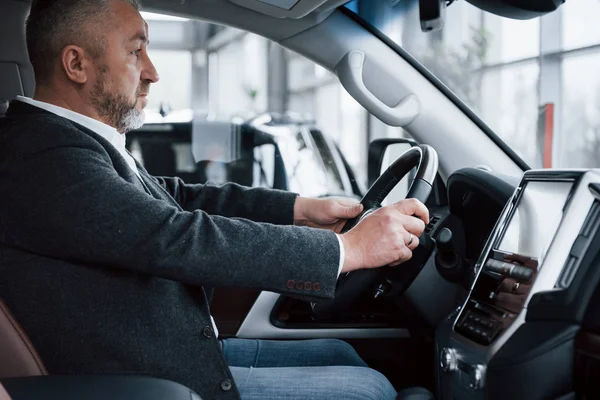 Vista Laterale Uomo Affari Anziano Abiti Ufficiali Cercando Nuova Auto — Foto Stock