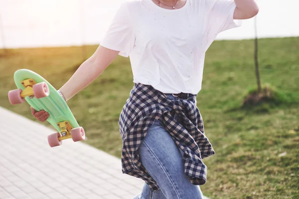 Schöne Jugendliche Skaterin Sitzt Auf Der Rampe Skatepark Konzept Der — Stockfoto