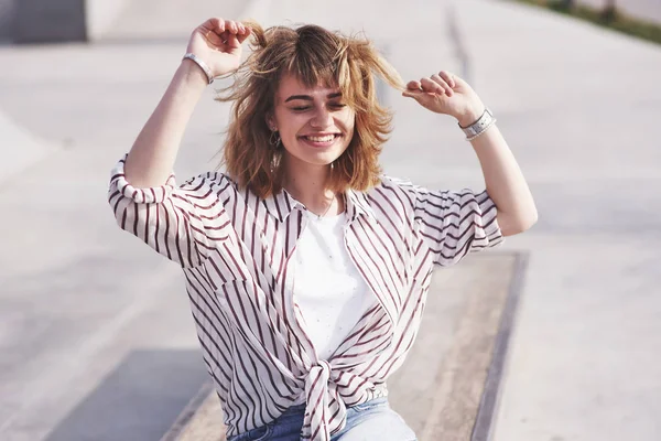 Outdoor Sommer Lifestyle Bild Einer Jungen Hübschen Hipster Frau Die — Stockfoto