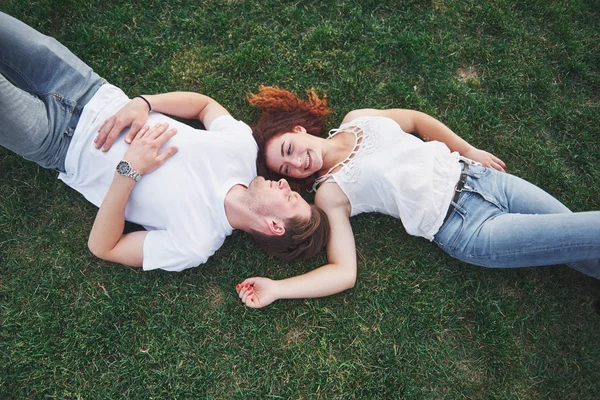 Pareja Romántica Jóvenes Tendidos Césped Parque Parecen Felices Vista Desde — Foto de Stock