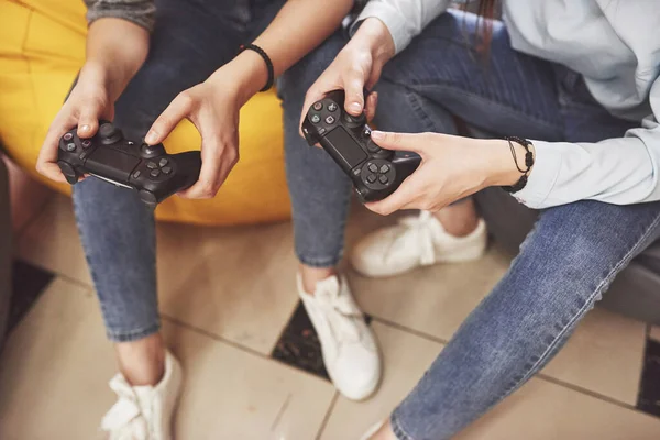 Hermanas Gemelas Juegan Consola Las Niñas Tienen Joysticks Sus Manos —  Fotos de Stock