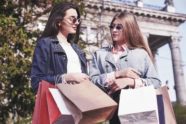 Meninas Bonitas Com Sacos Compras Andando Shopping — Fotografia de Stock