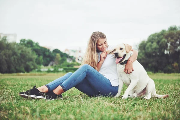 Atrakcyjna Młoda Kobieta Labrador Zewnątrz Kobieta Zielonej Trawie Pies Labrador — Zdjęcie stockowe