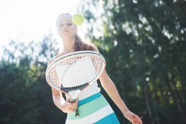 Eine Schöne Frau Mit Einem Tennisball Sportbekleidung — Stockfoto