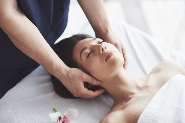 Jovem Mulher Bonita Cabana Terapia Massagem Tradicional Oriental Tratamentos Beleza — Fotografia de Stock