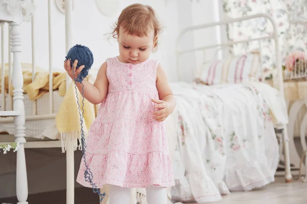 Conceito Infância Menina Bebê Vestido Bonito Jogar Com Linha Colorida — Fotografia de Stock