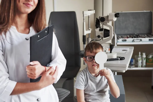 Fazendo Testes Escritório Oculista Com Criança Dados Notas Médicas — Fotografia de Stock