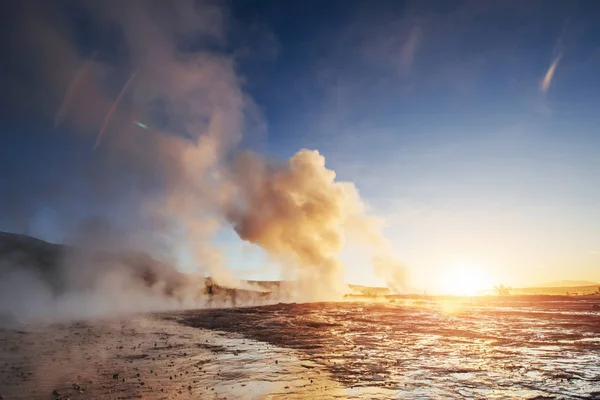 Erupción Del Géiser Strokkur Islandia Fantásticos Colores Brillan Través Del —  Fotos de Stock