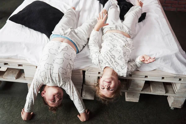 Boldog Gyerekek Játszanak Fekete Hálószobában Fiú Lány Testvér Nővér Pizsamában — Stock Fotó
