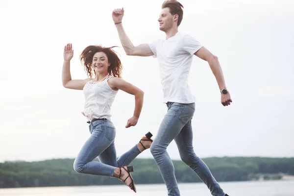 Jovem Casal Divertir Verão — Fotografia de Stock