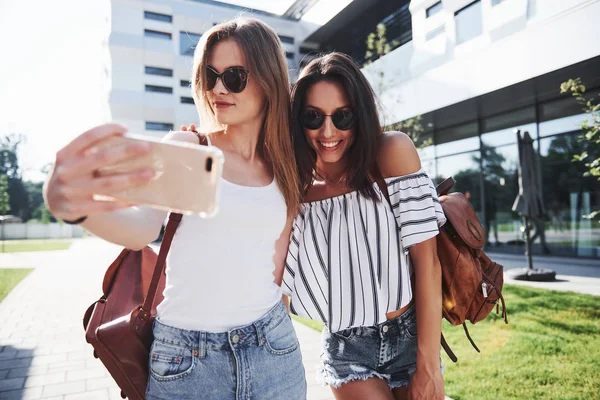 Dvě Krásné Šťastné Mladé Studentky Batohem Blízkosti Kampusu Univerzity Koncept — Stock fotografie