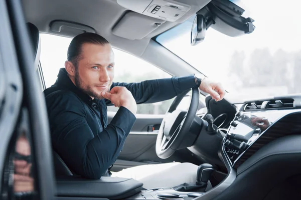 Jovem Empresário Confiante Sentado Volante Seu Carro Novo — Fotografia de Stock