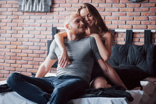 Pasangan Muda Yang Menarik Memiliki Pasangan Bermain Bersama Tempat Tidur — Stok Foto