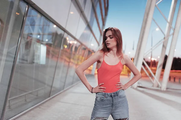 Photo Young Attractive Girl Standing Street Holding Her Hands Waist — 스톡 사진