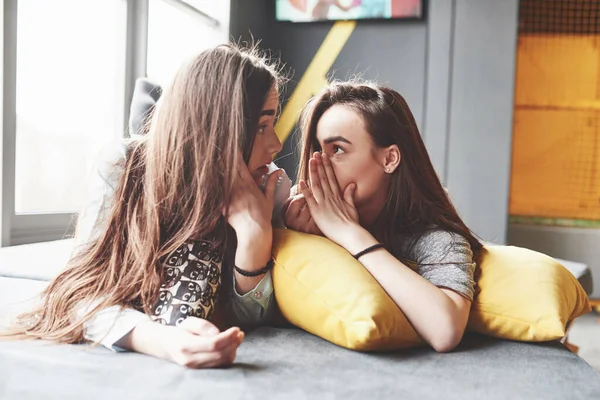 Dos Hermosas Hermanas Gemelas Pasando Tiempo Juntas Con Almohadas Los — Foto de Stock