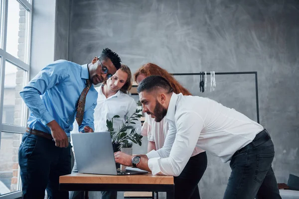 Mesa Rodeada Cuatro Jóvenes Empresarios Que Trabajan Plan Utilizan Cuaderno — Foto de Stock