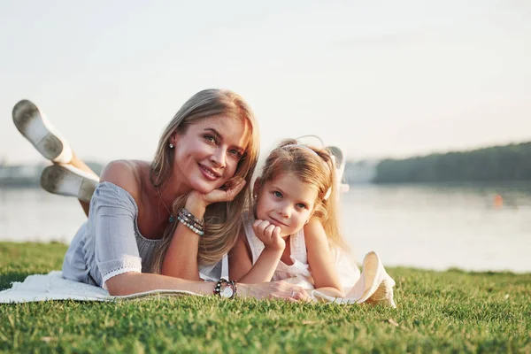 Attrayant Heureux Jeune Mère Couché Avec Fille Mignonne Sur Herbe — Photo