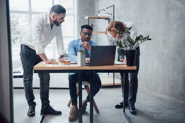 Trabajadores Del Equipo Haciendo Trabajo Rutinario Lugar Oficina Con Ventana — Foto de Stock