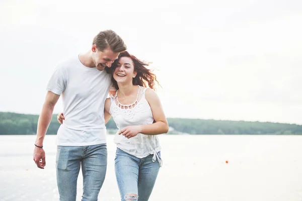 Gelukkig Jong Paar Genieten Van Een Eenzaam Strand Backriding — Stockfoto